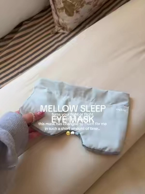 this is the “lights out” weighted eye mask by @Mellow Sleep 😴🧊☁️ tip: leave it in the freezer for 30 mins before applying #sleeptok #insomnia #mellowsleep #eyemask #weightedeyemask 