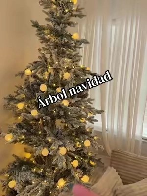 🎄🤍 Este árbol de Navidad de YITAHOME parece sacado de una revista. Tiene ese precioso efecto nevado, viene con luces incorporadas y sus diferentes capas le dan una apariencia abundante y elegante. Solo tienes que abrir sus ramas, decorarlo a tu gusto y disfrutar de una Navidad espectacular en casa. ✨🎁 🛒 Disponible en el carrito naranja. Solo para personas que vivan en Estados Unidos. 🇺🇸 #tiktokshopblackfridaysale #ChristmasTree #ChristmasDecor #HolidayDecor #YITAHOME@YITAHOME 