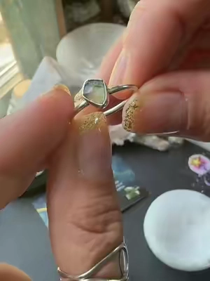 if you’re ready for big shifts, this one’s for you 🤌🏻 #moldavite #moldavitering #sterlingsilver #sterlingsilverjewelry #crystalrings 