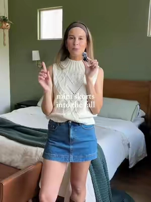 it is soooo flattering | #miniskort #jeanskort #skort #fallfashion #falltransitionoutfit 
