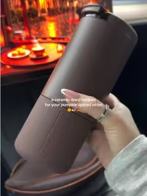 And the lid is leak proof 👌🏻 #brumate #brumatetumbler #coffeetumbler #travelmug #coffeemug 