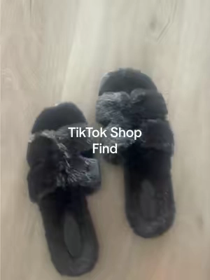 Love a comfy slipper #houseslippersforwomen #comfyshoes #slippershoes #houseshoes 