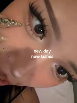 style: california sunset <3 lash map: 10,10,12,12,14,14,14,18 ! #fowendia #fowendialashes #mangalashes #lashclusters #fowendiabeauty 