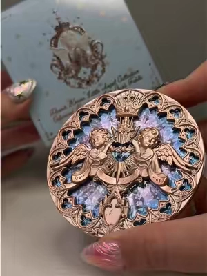 Flower Knows Little Angel Embossed Highlighter in L01 Eros’s Fable 🪽✨ An 8g finely milled highlighter with a soft rosy-pearl glow, featuring the most gorgeous angel embossing and intricate celestial-inspired details @Flower Knows Makeup #flowerknowsmakeup #makeupmusthaves #prettymakeupproducts #highlighter #makeuptok 