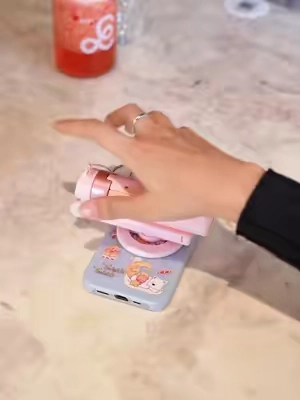 Super fast magnetic install，Super easy to use！ #tiktokmademebuyit  #handfree  #essentials  #selfiestick  #giftguide 