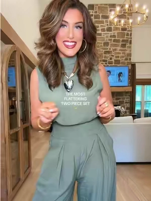 It’s not often I go back for another outfit in another color because I liked it so well, but this one was a must. I plan to wear it for family pics we have coming up! 😍 #twopieceset #linenoutfit 