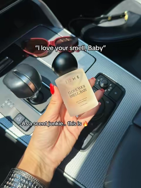 My first ever Dime perfume and I went with “I love your smell, baby” and it’s PERFECT 🥰. With notes like lemonade, sparkling pomegranate, and warm vanilla is the perfect blend! #perfume #dimebeauty #crueltyfreebeauty #cleanbeauty #feminineperfumes @DIME Beauty 