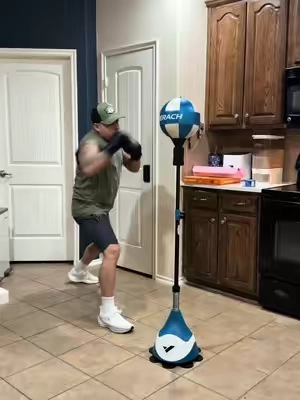 Bueno para practicar hacer cardio y Desestrés Are lo mejor que te puedes agarrar tiene chupones le puedes poner agua le puedes poner arena viene bien equipado bendiciones y agárrate el tuyo#fyp #boxing #punchingbag #tiktokmademebuyit #viralvideo @MERACH 