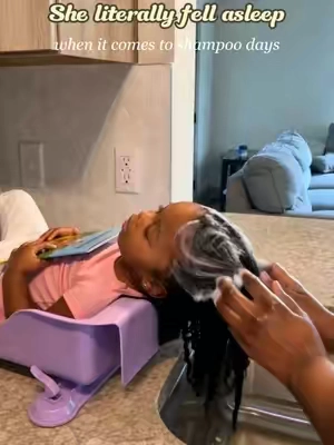 I never thought washing my kid's hair could be this stress-free. #toddlercare #momlife #bathtimehacks #childsafety #fyp