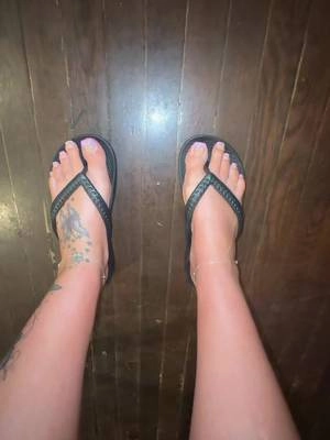 Comfy little flip flops #flipflops #sandals #shoes #slides #feet 
