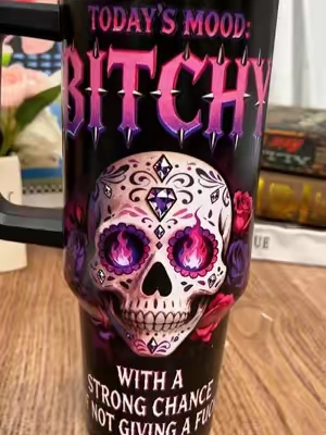 This tumbler is the ultimate mood statement! The sugar skull design with vibrant pink roses and the brutally honest text ("Today's Mood: Bitchy") is perfect for those days when you need zero apologies and maximum attitude. #Halloween #DiaDeLosMuertos #RegaloDeHalloween #termos #tumbler 