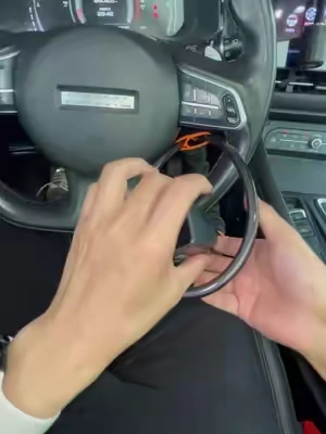 ¡Algo tan pequeño protege tu auto de por vida! 🚗🔒 ¡Bloquea el volante en 3 segundos! A prueba de ladrones con 3 llaves. Compatible con cualquier auto.#BloqueoDeVolante #AntirroboDeAuto #SeguridadAutomotriz #car#tiktokshopblackfriday
