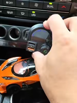 Este transmisor Bluetooth me permite contestar llamadas en manos libres y escuchar mi música favorita por la radio del auto con sonido nitido, haciendo mis trayectos diarios mucho más seguros #autos #coches #accesoriosparaauto #conductores #amantesdelosautos