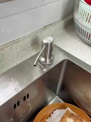 "¡Deja de tener la botella de jabón estorbando! Este dispensador oculto se instala fácil y hace todo mucho más cómodo. #SohoChic  #dispensadordejabón #utensiliodecocina #limpiezasinesfuerzo #fregaderointeligente   "