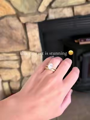 It’s so beautiful 😍 #ringset #engagement #rings 