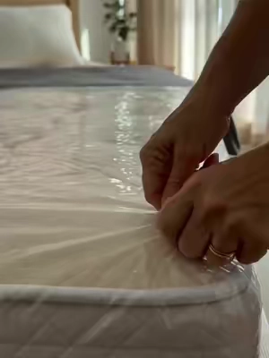 Convierte tu colchón en una cama mucho más cómoda. ☁️✨ Este topper acolchado es grueso, suave y esponjoso, con bolsillos profundos que ayudan a mantenerlo bien ajustado al colchón. Ideal para darle una capa extra de confort a tu cama sin tener que cambiar el colchón completo. 🛏️🤍 #MattressTopper #BedroomFinds #HomeEssentials #TikTokShopFinds #CamaComoda