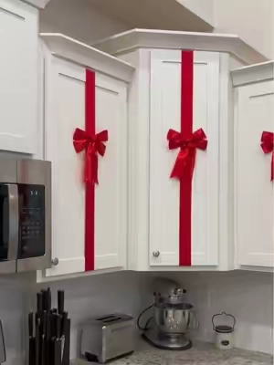 Christmas Kitchen Cabinet Bows #ChristmasDecor #HolidayHome #ChristmasKitchen #KitchenCabinet #HolidayDecor 