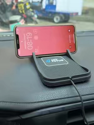 ⚡️🚗Simplemente coloque su teléfono para cargarlo: esta alfombrilla inalámbrica antideslizante se carga automáticamente mientras conduce, ¡sin complicaciones! #charger #carcharger #fastcharger #phonecharger #caraccessories