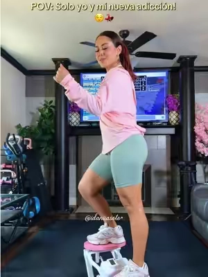 Aunque se vea rara, créame que es muy divertida y fácil de usar. 🤭 Se siente el trabajo en las piernas y, si aprieta el abdomen, también va a notar cómo trabaja el core. 🤍✨ #BackToSchool #cardio #rockingstepper #workoutmotivation #exercise 