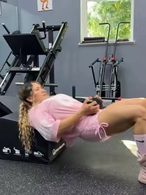 Lleva tus entrenamientos de glúteos al siguiente nivel.Este banco para hip thrust te ayuda a lograr una mejor posición, mayor rango de movimiento y más comodidad en cada repetición. Además, también puedes usarlo para glute bridge, step-ups y otros ejercicios. Ideal para entrenar en casa o en el gimnasio #hipthrustbench #hipthrust #glutesworkout #homegymequipment #homegym 