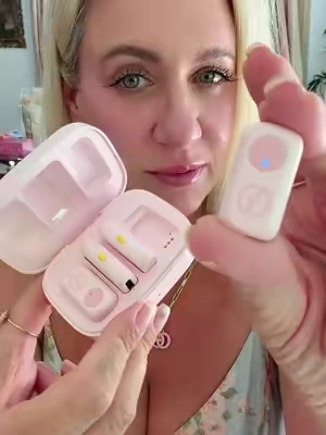 For all my girly content creators, they finally gave us a pink wireless microphone!!! #wirelessmic #pinkwirelessmic #contentcreatormusthaves #TikTokshopbacktoschool #contentcreatortools @Hollyland 
