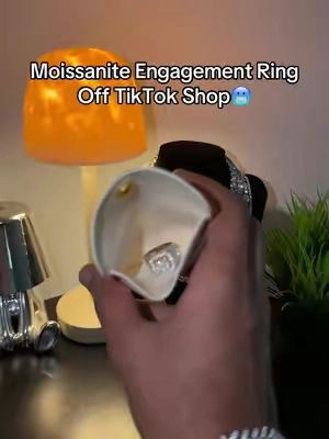 #moissanitering #engagementring #ring #diamondring #vvs 