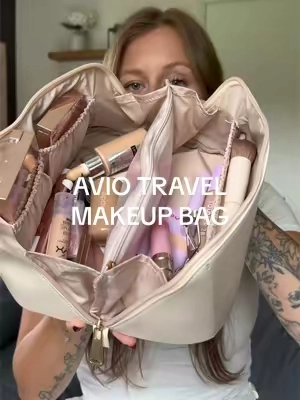 Literally the makeup bag of my dreams omw to book a trip so I can use it 😉 #avio #aviotravel #aviotravelmakeupbag #travelmakeupbag #travelessential 
