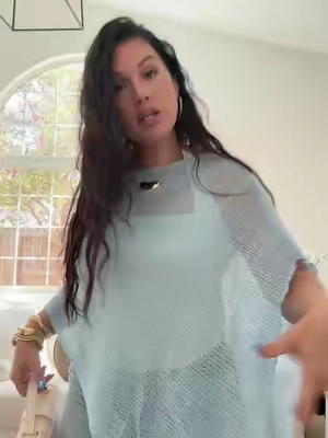 Panchos are literally every girl that doesn’t like to show arms best friend   #pancho #womanspancho #armcoverup #topsthatcoverarms #shawlforwoman. 