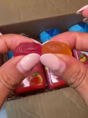 Hay suplementos que hacen más fácil mantener una rutina, y estas Vitafusion Fiber Well Sugar Free son uno de ellos. 🤍 Cada porción aporta 5 g de fibra en deliciosos sabores berry y peach, todo en un formato de gomitas sin azúcar que es muy práctico para el día a día. Me gusta porque no tienes que preparar nada, simplemente toma la porción indicada en el envase (generalmente 2 gummies al día) con un vaso de agua como parte de una alimentación equilibrada. Si buscas fiber gummies, fibra sin azúcar, gut health, digestive support, bienestar digestivo, suplemento de fibra, healthy lifestyle y una forma fácil de aumentar tu consumo diario de fibra, estas definitivamente valen la pena. 💗 #GutHealth #TikTokshopbacktoschool #tiktokshopsummersale #tiktokshopcreatorpicks #tiktokshopblackfridaysale 
