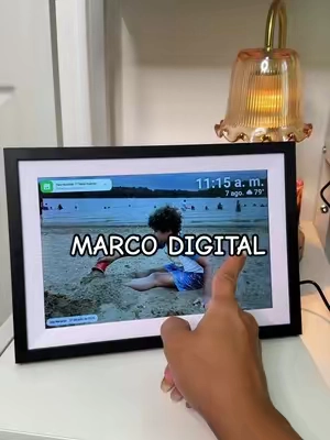 La distancia no impide crear recuerdos. 🥹❤️ Con este marco digital puedes enviar fotos y videos directamente desde tu celular por Wi-Fi para sorprender a quienes más quieres. Un regalo diferente, fácil de usar y perfecto para mantener a la familia siempre cerca. 📸✨ #marcodigital #homeessentials #digitalphotoframe #regalosoriginales #TikTokshopbacktoschool 
