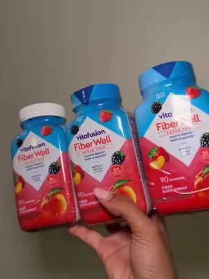Una forma sencilla de complementar tu consumo diario de fibra sin cambiar toda tu alimentación. 💗 Las Vitafusion Fiber Well Sugar Free aportan 5 g de fibra por porción en deliciosos sabores berry y peach, además de ser libres de azúcar. Me gusta que vienen en formato de gomitas porque son muy fáciles de incorporar a la rutina diaria. Solo toma la porción recomendada en el envase (generalmente 2 gummies al día) con un vaso grande de agua y acompáñalas con una alimentación equilibrada. Si buscas fiber gummies, fibra diaria, suplemento de fibra, digestive wellness, gut health, salud digestiva, bienestar intestinal, regularidad digestiva y una forma práctica de aumentar tu consumo de fibra, estas son una excelente opción. ✨ #FiberWell #TikTokshopbacktoschool #tiktokshopsummersale #tiktokshopcreatorpicks #tiktokshopblackfridaysale 