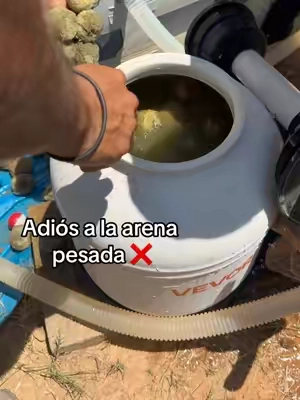 ¡Ayuda! 😱 Dejamos estas bolas de filtro VEVOR de más y miren toda la suciedad que atraparon.  ¿Creen que se salven en la lavadora o mejor pongo unas nuevas? Si quieres olvidarte de la arena pesada y mantener tu agua cristalina, te las dejé en oferta en el carrito naranja.  #poolfilterballs #vevor #mantenimientodepiscina #carritonaranja #tiktokshopfinds 