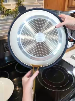 Don’t make the same mistake I did. Grab the splatter screen instead #splatterscreen #CookingHacks #cookinggadgets 