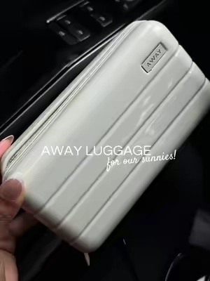 It’s soooo cutieee ✨ @Away Travel #awayluggage #awaytravel #sunglassescase #sunniescase #sunnies