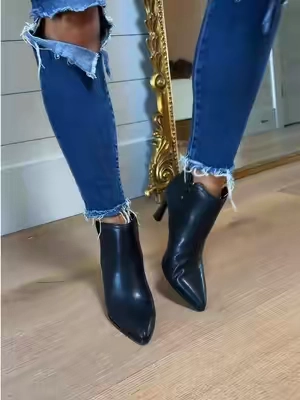 The fall high heels booties are the shoes I reach for when I want my outfit to look effortlessly put together #HighHeelBooties #FallBooties #AnkleBoots #FallFashion #ChicStyle 