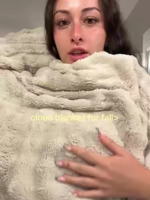 It’s so incredibly soft it’s insane #cloudblanket #blanket #falldecor #homedecor #bedding 