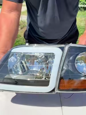 🔥 ¡Mira cómo cambia una F-150 con estos headlights! 🔥 Dale un look mucho más moderno y agresivo a tu Ford F-150 1997–2004 con estas luces estilo C-Style LED. 😎🚘 Diferentes opciones de acabado para personalizar tu truck. ¡Si tienes una F-150 de esos años, mira esto! 👀 #BackToSchool #G-PLUS C-Style LED Strip Headl #FordF150 #FordTruck #F150Build 