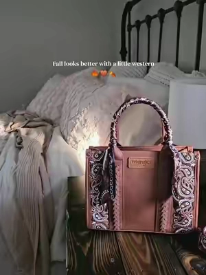 How perfect is this Wrangler tote for fall? 🤎🍂 #FallFashion #WesternStyle #WesternBag #CowgirlStyle #TikTokShopFinds 