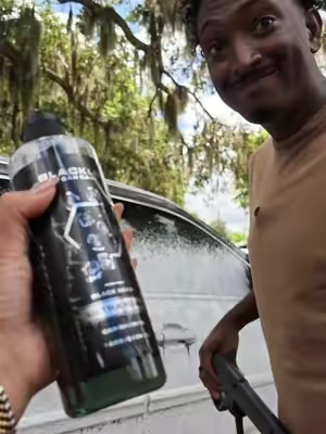 And it smells sooo good 😊 @Blackline #carwash #carcare #carcareproducts #carwashsoap #foamsoap 