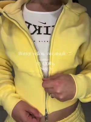 I fear I’ve found the most flattering sweatsuit ever. 😍🧈 #sweatsuit #OOTD #matchingset #fashiontiktok #sweaterstyle 