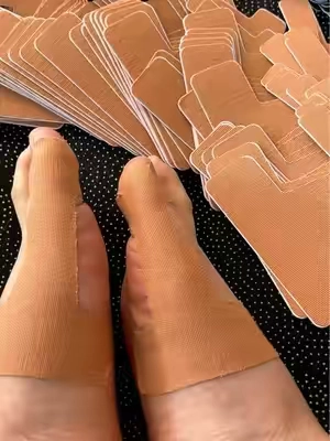 Estas 60 tiras de cinta kinesiológica precortada para juanetes ofrecen alivio transpirable y elástico. #bunionrelief #footcare #halluxvalgus #BackToSchool #TikTokShopSale