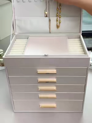 Finally, a box that keeps your jewelry exactly where it should be. No more tangled necklaces, no more lost earrings. Just open and shine. #jewelrybox #jewelrystorage #jewelryorganization #jewelryorganizer #olebrandselect