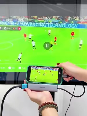 No WiFi, no lag — just pure 4K from your phone to TV #adaptador #USBCHub #DockingStation #UGREEN #MustHaveGadget 