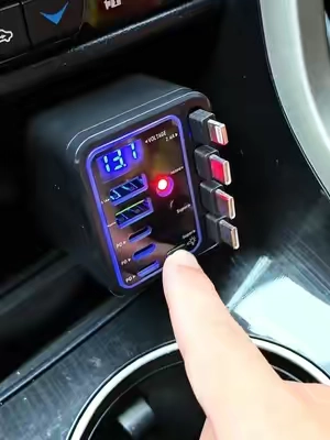 ¡Olvídate del desorden en tu consola con este cargador retráctil 9 en 1 que ilumina tu interior con una luz ambiental espectacular mientras mantiene todos tus teléfonos cargados en el camino! 🚗⚡️✨🔋 #AutosMexico #InterioresDeAuto #AccesoriosAutos #VidaEnRuta #TecnologiaAutomotriz