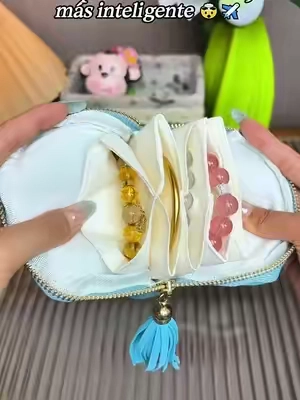 Tus collares y pulseras ya no se enredan ni se rayan con este ingenioso estuche de joyas de viaje #EstucheJoyas #AccesorioViaje #OrganizadorJoyeria #fyp #TikTokShop