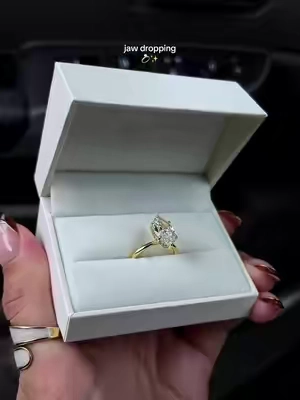 so simple yet so elegant @effinny_store #marquisediamond #engagementring 