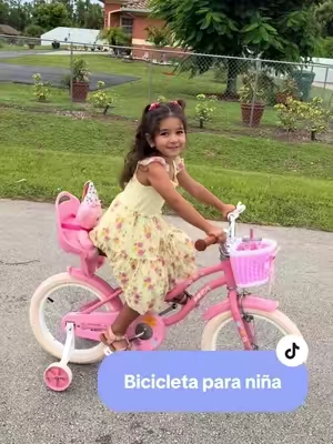 Desde que la vi supe que le encantaría y no me equivoqué #girl #girlmom #bike #giftguide #paratii 