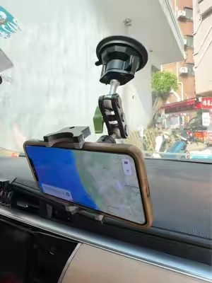 Ya no tengas que mirar un teléfono que te deslumbra. 📱🚗 #truckdriver #bluecollar #phoneholder #caraccessories #phonemount