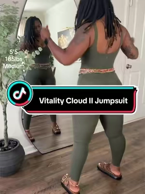 Baby I bent, squatted, stretched AND turned around so you can see exactly what we’re working with 😂👏🏾 This thing is SNATCHING without making me feel trapped. The stretch, the fit, the way it hugs the curves?? Yeahhhh. And I’m in a MEDIUM. 😮‍💨 #tiktokshopcreatorpicks #TikTokshopbacktoschool #falldealsforyou #jumpsuit #vitality 