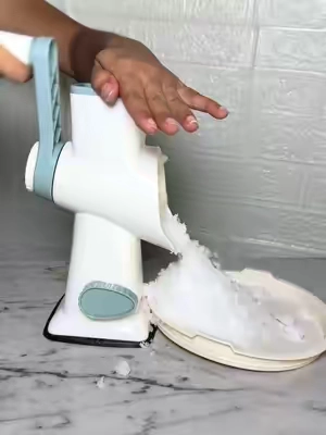 Qué fácil es hacer raspas ❄️🧊🍧con este aparato que no necesita electricidad, ideal para campamento, sólo colocamos hielo y es manualmente súper fácil no es nada de duro  podrás hacer unas raspas, súper deliciosas diferentes jarabes que tú desees, colocarle y podrás refrescarte en cualquier momento #portableicemaker #sohochic #tiktokshopbacktoschool #tiktokshopcreatorpicks 